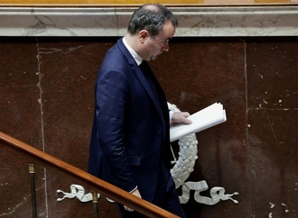 Frankreichs Regierung übersteht im Haushaltsstreit erstes Misstrauensvotum