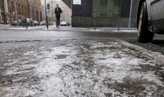 Zahlreiche Unfälle und Verkehrsbehinderungen durch Eisregen und Schnee