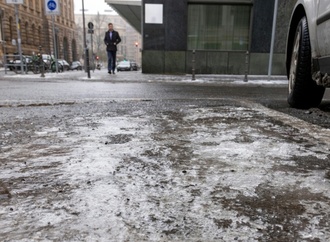 Zahlreiche Unfälle und Verkehrsbehinderungen durch Eisregen und Schnee