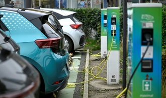 Neuzulassungen in der EU 2025: Mehr E-Autos und Hybride als reine Verbrenner