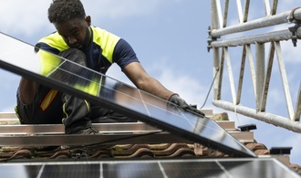 Junge Frauen und Einwanderer im Job häufiger überqualifiziert