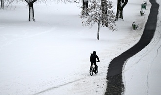 Weiter große Behinderungen durch Schneemassen in Franken