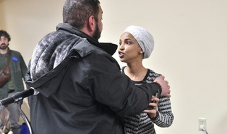 Demokratische Abgeordnete Omar bei Rede mit unbekannter Flüssigkeit bespritzt