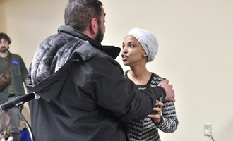 Minneapolis: Demokratin Omar mit Flüssigkeit bespritzt - Trump will ''deeskalieren''