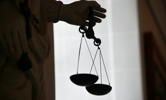 Lebensgefährtin angezündet: Mann in Halle zu langer Haftstrafe verurteilt