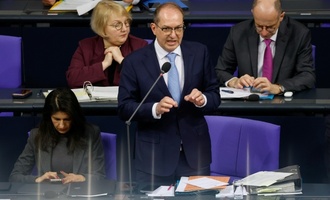 Bundestag: Dobrindt wirbt für Gesetz zum Schutz der Infrastruktur