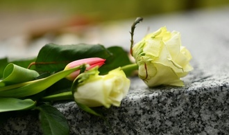 An den Füßen abgeflext: Fast drei Meter große Bronzefigur von Friedhof gestohlen