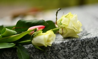 An den Füßen abgeflext: Fast drei Meter große Bronzefigur von Friedhof gestohlen