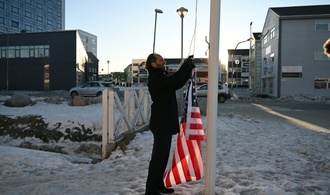 ''Nicht lustig'': Deutscher Satiriker löst in Grönland mit US-Fahne Empörung aus