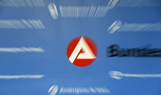 Jahreszeitlich üblich: Arbeitslosenzahl steigt auf über drei Millionen