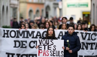 Hunderte bei Schweigemarsch für Opfer von Brandkatastrophe in der Schweiz