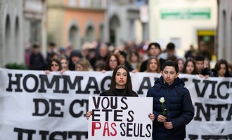 Hunderte bei Schweigemarsch für Opfer von Brandkatastrophe in der Schweiz