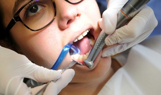 Zahnbehandlungen selbst zahlen: CDU-Wirtschaftsrat will Sozialleistungen streichen