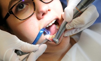 Zahnbehandlungen selbst zahlen: CDU-Wirtschaftsrat will Sozialleistungen streichen