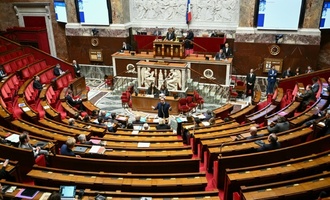 Frankreichs Regierung übersteht Misstrauensvoten - Haushalt verabschiedet