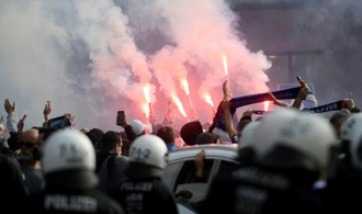 In Sonderzug nach Saarbrücken: Fußballfan beleidigt Reinigungskräfte rassistisch