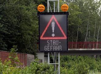 Autofahrer standen länger - trotz weniger Staus