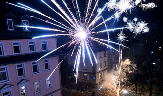 Tödlicher Brand durch Silvesterrakete: Zwei Verdächtige in Bayern ermittelt