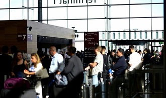 Betrieb am Berliner Flughafen BER wegen Eisregen ''im Prinzip eingestellt''