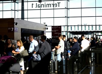 Betrieb am Berliner Flughafen BER wegen Eisregen ''im Prinzip eingestellt''