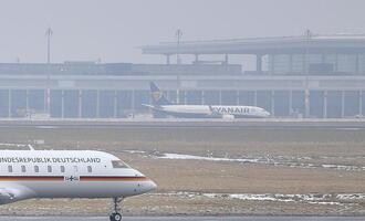 Flughafen BER stellt wegen Blitzeis erneut Betrieb ein