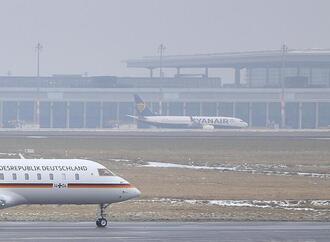 Flughafen BER stellt wegen Blitzeis erneut Betrieb ein