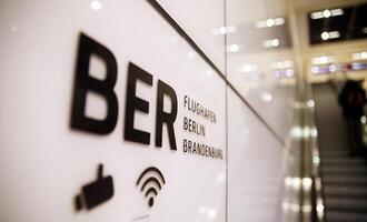 Blitzeis legt Betrieb am Flughafen BER weiter lahm