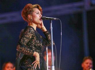 Fünf Frauen besetzen Top-5 der Single-Charts