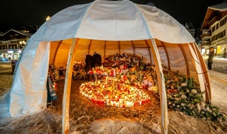 Gedenkstätte für Opfer der Brandkatastrophe in Crans-Montana in Brand geraten