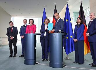 EFI-Gutachten: Expertenkommission übergibt Empfehlungen an Kanzler