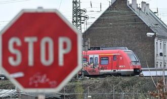 Radlader gerät mit Heck auf Bahngleise: Zusammenstoß mit S-Bahn in Bayern