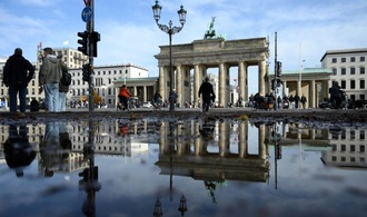Solidarität mit Protesten in Iran: Brandenburger Tor in Berlin wird angestrahlt