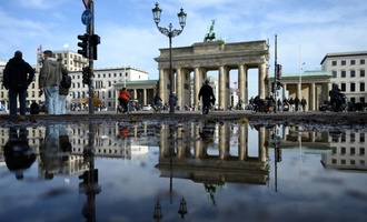 Solidarität mit Protesten in Iran: Brandenburger Tor in Berlin wird angestrahlt