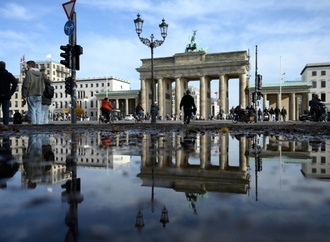 Solidarität mit Protesten in Iran: Brandenburger Tor in Berlin wird angestrahlt