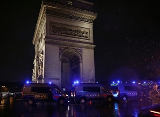Mit Messer bewaffneter Mann in Paris von Polizei angeschossen