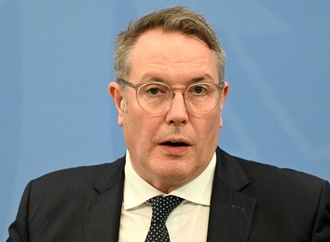 Bahn-Sicherheit: Ministerpräsident Schweitzer fordert Deutschlandticket mit Foto