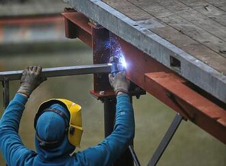 Erwerbstätigkeit im vierten Quartal 2025 leicht rückläufig