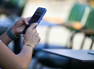 Hessens Innenminister Poseck fordert Handyortung zu Absicherung von Abschiebungen