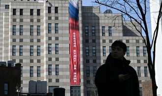 Vor Jahrestag des Ukraine-Kriegs: Siegesbanner an russischer Botschaft in Südkorea