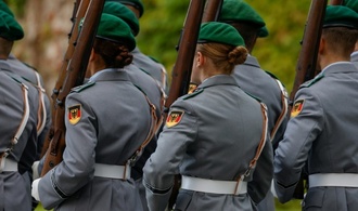 Wehrdienst: Ein Viertel der jungen Männer und Frauen hat Fragebogen bisher beantwortet