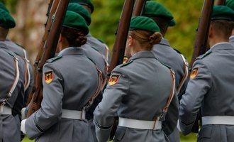 Wehrdienst: Ein Viertel der jungen Männer und Frauen hat Fragebogen bisher beantwortet