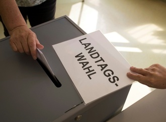 Studie: Erinnerungs-SMS und Wahlsimulation in Schulen können Wahlbeteiligung erhöhen