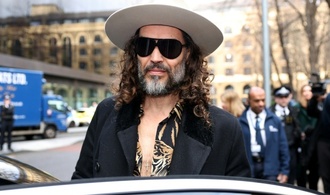 Neuer Vergewaltigungsvorwurf: Britischer Komiker Russell Brand plädiert auf nicht schuldig