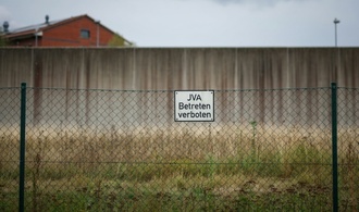 Gefesselten Gefangenen getreten: Pensionierter Beamter verliert Ruhestandsgehalt