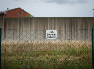 Gefesselten Gefangenen getreten: Pensionierter Beamter verliert Ruhestandsgehalt