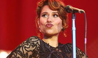 Taylor Swift an Spitze der Single-Charts - Raye auf Platz vier