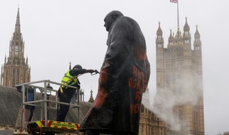 Churchill-Statue in London mit Farbe und pro-palästinensischen Sprüchen beschmiert