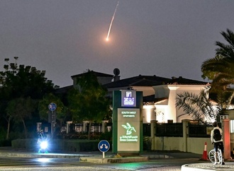 Emirate melden hunderte iranische Angriffe - ein Toter bei Zwischenfall auf Airport