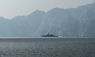 Behörden: Drei Schiffe in Straße von Hormus von unbekannten Geschossen getroffen