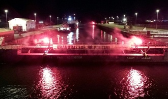 Protest gegen Atomgeschäfte mit Russland: Greenpeace blockiert Frachter